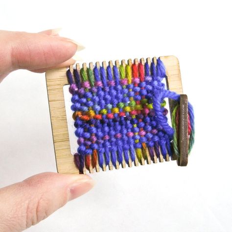 Diy Weaving Loom, Beginner Weaving, Mini Weaving, Weaving Craft, Tapestry Loom, Miniature Knitting, Weaving Looms, Loom Craft, Weaving Loom Projects