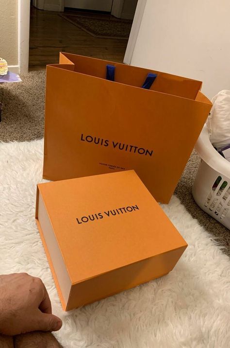 Louis Vuitton Packaging Boxes, Louis Vuitton Shopping Bag Aesthetic, Louis Vuitton Packaging, Luxury Brand Packaging, Millionaire Lifestyle Luxury, Louis Vuitton Box, Louise Vuitton, Louis Vuitton Gifts, Girly Car Accessories