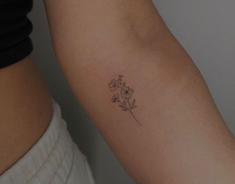 Minimalist Hibiscus Flower Tattoo, Dainty Flower Forearm Tattoo, Tricep Flower Tattoo, Dainty Flower Tattoo Placement, Small Flower Tattoos Arm, Small Dainty Flower Tattoos, Mini Tattoos Flower, Tattoo Designs For Women Meaningful, Small Flower Tattoo Placement