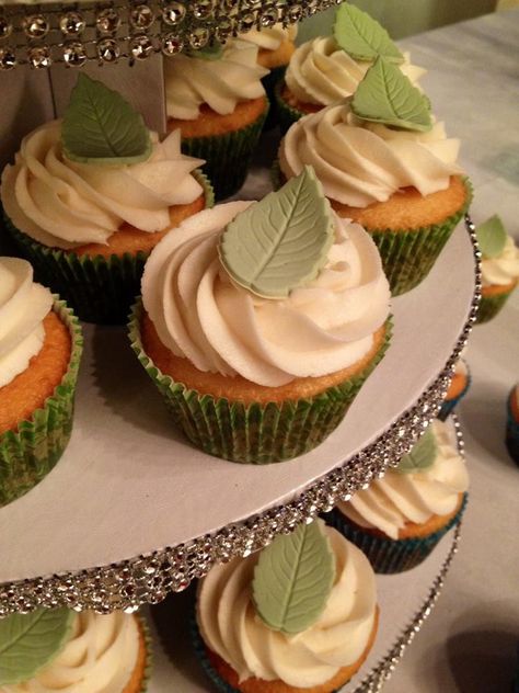 Diy Safari Cupcakes, Cupcakes With Leaves, Green Wedding Cupcakes Ideas, Leaf Cupcakes Ideas, Green Theme Cupcakes, Cupcakes Forest Theme, Cupcakes With Eucalyptus Leaves, Earth Tone Cupcakes, Nature Cupcakes Ideas