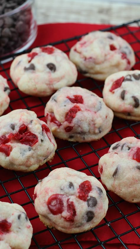 Cherry Garcia cookies | Easy Cherry and Chocolate Cookies | Quick Cookie Recipe | Lady and The Blog Cherry Garcia, Cherry Cookies, Chocolate Cookie Recipes, Easy Cookie Recipes, Cookies Recipes Christmas, Easy Cookies, Cookie Desserts, Cookies Recipes Chocolate Chip, Cookies Brownies