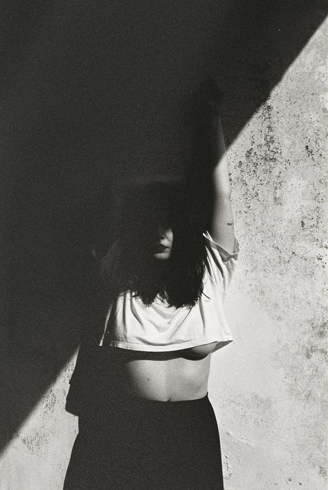 Shadow Photography, Body Photography, Self Portrait Photography, Model Poses Photography, Foto Poses, Portrait Photography Poses, In The Shadows, Tumblr Photography, Photography Poses Women