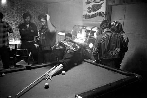 28 Captivating Photos Of Hells Angels From 1965 Hells Angles, Public Enemies, Playing Pool, Motorcycle Gang, Biker Aesthetic, Biker Clubs, Early Photos, Biker Gang, Play Pool