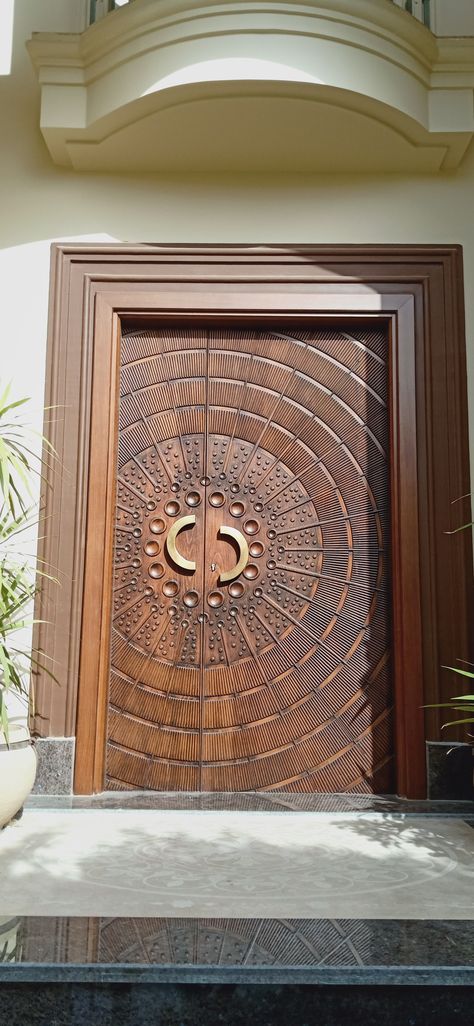 Main Door Double Design Entrance, Wooden Round Door Design, Double Main Door Design Entrance, Indian Main Double Door Designs, Main Door Design Photos Indian, Wooden Front Door Design Entrance, Double Door Entrance Front Entry, Main Door Design Modern Front Entry Double Door, Wooden Main Door Design Front Entry