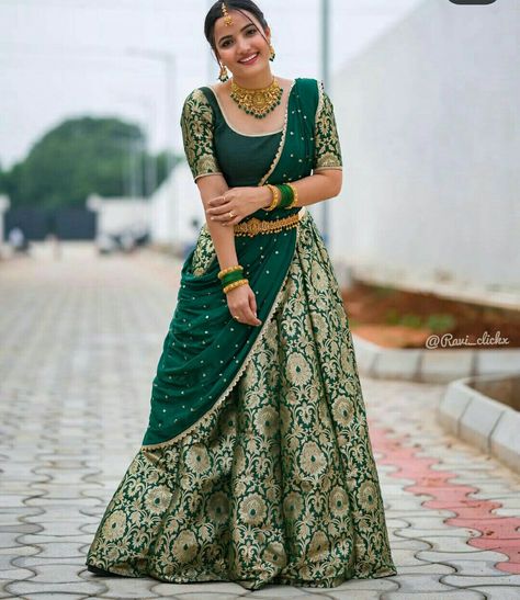 Green Banarasi Lehenga, Pattu Lehenga Half Saree, Lehenga Design For Engagement, Traditional Lehenga Designs, Bridal Maid Dress, Lehenga Designs Latest, Pattu Lehenga, Lehenga Green, Simple Lehenga