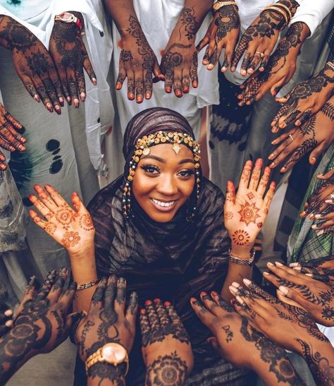 Gambian Wedding, Wedding Photography Checklist, African Traditional Wedding Dress, Henna Style, Henna Night, African Traditions, African Traditional Wedding, Henna Party, Mode Turban