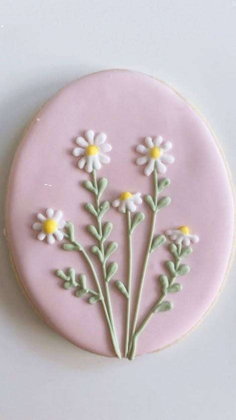 Cookie Decorating Flowers, Flower Cutout Cookies, Cookie Royal Icing Decorating, Simple Royal Icing Cookies, Mother’s Day Sugar Cookies, Spring Decorated Cookies, Mothers Day Cookies Decorated, Spring Cookies Decorated, Mother’s Day Cookies