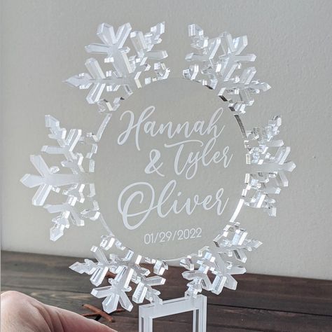 "Elegant Snowflake Cake Topper ☆.。.:*・o☆.。.:*・o☆.。.:*・o☆.。.:*・o☆ Features: ❤️ Clear Center of Acrylic Snowflake Topper with Frosted edges ❤️ Engraved Design & Personalization ❤️ Precision Laser Cut Acrylic ❤️ Personalized {Last Name, First Names, Couples Names, Wedding Date, Numbers, Monograms, Custom Design, Saying or Message} ❤️ Custom Professional Design ❤️ Proof Image ❤️ Polished Finish ☆.。.:*・o☆.。.:*・o☆.。.:*・o☆.。.:*・o☆ This is designed and made by Stunning Engraving ☆.。.:*・o☆.。.:*・o☆.。. Winter Wonderland Wedding Ceremony Decor, Winter Wedding Cake Toppers, Winter Wonderland Cake Topper, Snowflake Wedding Decor, Frozen Themed Wedding, Winter Wonderland Table Setting, Snowflake Wedding Decorations, Xmas Wedding Ideas, Winter Wedding Guest Book