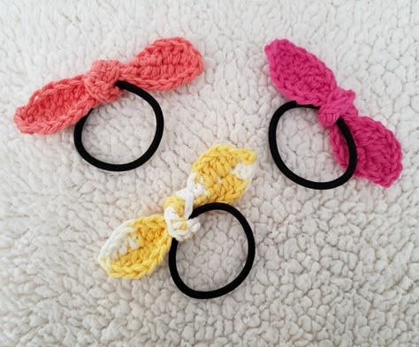 Crochet Bow Ties, Crochet Ponytail, Hair Ties Tutorial, Crocheted Hair, Crochet Hair Bows, Crochet Headband Tutorial, Bandeau Au Crochet, Crochet Bow, Knitted Patterns