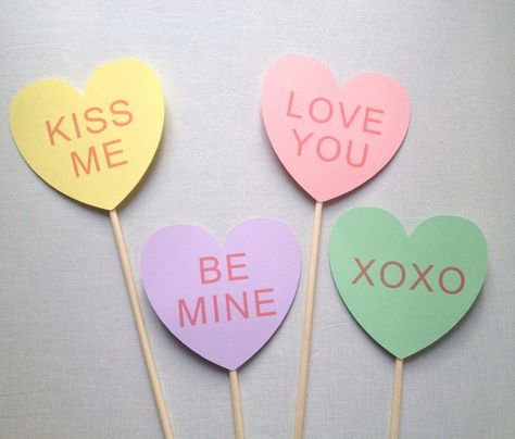 Valentines Day Party Decorations, Valentines Photo Booth, Valentines Toppers, Day Party Decorations, Valentinstag Party, Valentine Day Cupcakes, Heart Cupcakes, Heart Banner, Valentines Cupcakes