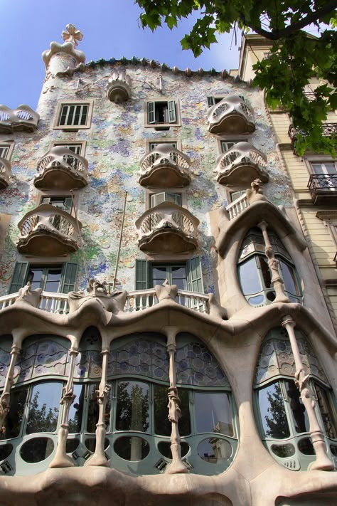 Art Nouveau Arquitectura, Architecture Art Nouveau, Architecture Cool, Art Nouveau Interior, Gaudi Barcelona, Nouveau Architecture, Istoria Artei, Flatiron Building, Architecture Landmark