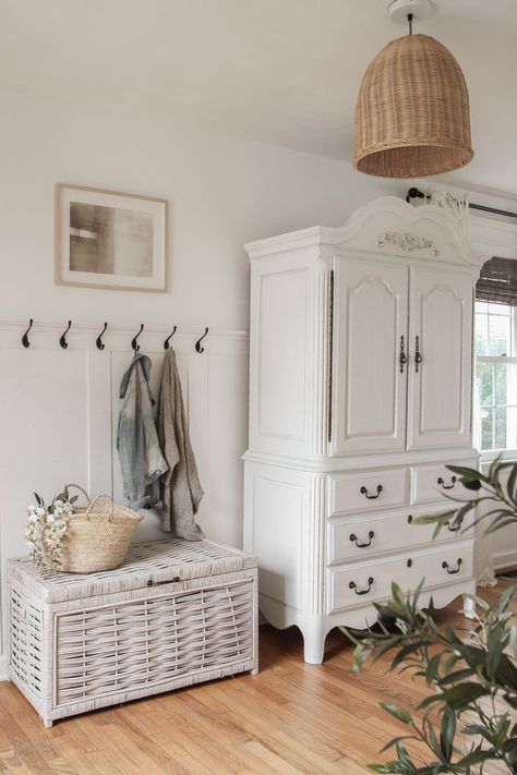 A beautiful neutral entryway shared by home blogger and interior decorator Liz Fourez Pretty Interior Design, Neutral Entryway, Liz Fourez, Creating An Entryway, House Minimal, Farmhouse Life, Home Decorating Styles, Staging Furniture, Shop Storage Cabinets