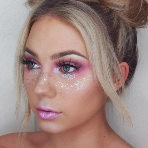 Smokey Lilac Hair, Coachella Make-up, Rosa Make-up, Music Festival Makeup, Coachella Makeup, Make Carnaval, Festival Makeup Rave, Festival Makeup Glitter, Concert Makeup