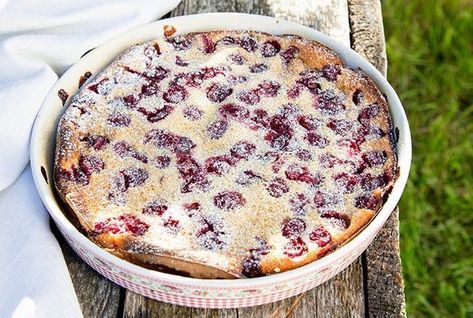 Au menu ce soir dans 'Tous en cuisine' (M6), animé par Cyril Lignac ? Un dessert star de l’été : le clafoutis aux cerises. A vos tabliers !... Homemade French Onion Soup, Julia Child Recipes, Cake Factory, French Cooking, Baking Sweets, Fruit Desserts, Flan, Kids Meals, Sweet Recipes