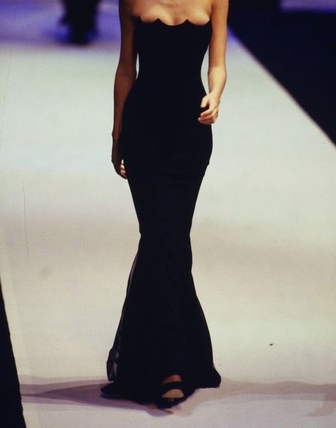 Black Dresses Runway, 2000s Dress Outfit, Black Runway Dress, Black Dress Runway, Classy Evening Dress, 00s Mode, 90s Runway Fashion, Runway Fashion Couture, Runway Outfits