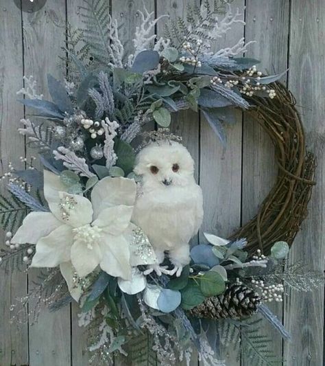 Christmas Owl Wreath, Wreath Owl, Holiday Owl, Dekoratívne Vence, Owl Wreath, Door Wreath Christmas, Traditional Door, Winter Wreath Diy, Christmas Door Wreath