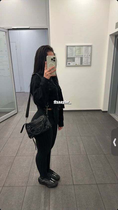 Yeezy Shoes Outfit, Huaraches Outfit, Yeezy Outfit Women, Winter Baddie, Yeezy Outfit, Car Poses, Zara Drip, Aesthetic Streetwear, Yeezy 700