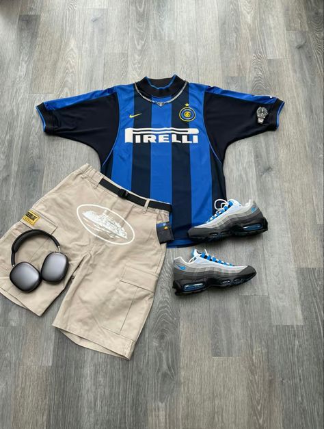 Milan Outfits, Football Jersey Outfit, Outfit Nike, Outfit Retro, Retro Football Shirts, Soccer Outfits, Outfits Retro, Classic Football Shirts, Football Fashion