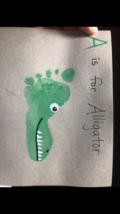 Reptile Art For Toddlers, Alligator Footprint Craft, Crocodile Footprint, Jungle Art For Toddlers, E Handprint Craft, Jungle Art Projects, Jungle Theme Crafts, Hand Print Animals, Reptile Crafts