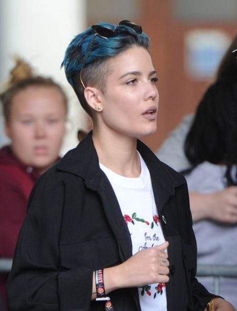 Halsey Short Hair, Side Quiff, Halsey Hair, Short Blue Hair, Short Hair Undercut, Undercut Hairstyles, Pixie Cuts, Halsey, Pixie Hairstyles