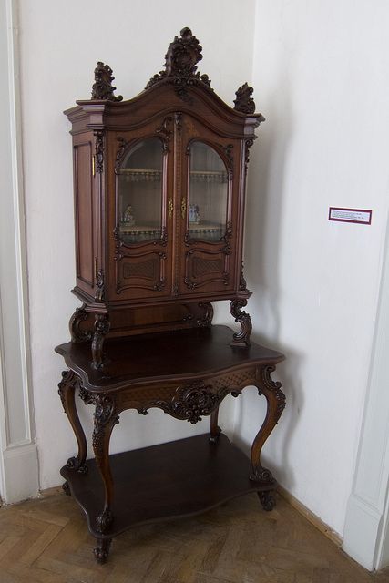 Antique Furniture Victorian, Antique Furniture Living Room, Unusual Furniture, Classical Furniture, Dream Furniture, Carved Furniture, Goth Home Decor, Victorian Furniture, Ornate Furniture