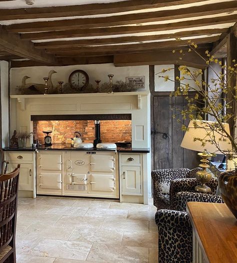 Aga Cottage Kitchen, British Farmhouse Kitchen, Old Cottage House Interior, Old House Our Home, Country Kitchen Aga, Old Fashioned House Decor, Aga Splashback Ideas, English Cottage House Interior, English Cottage Aesthetic Interior