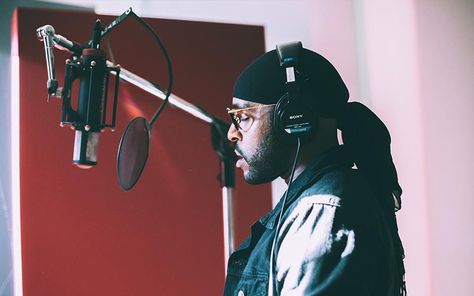 A singer in a record studio singing behind a recording microphone. Dj Headphones, Freestyle Rap, Singing Tips, Latest Gadgets, Recording Artists, Recording Studio, Music Producer, Hip Hop Music, Best Funny Pictures