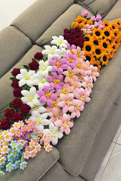 Lilies, daisies, sunflowers, tulips on my sofa (colorful handmade flowers) Pipe Cleaner Art, Seni Resin, Clean Flowers, Piping Flowers, Diy Paper Flowers, Diy Bouquet Wrap, Pipe Cleaner Flowers, Flower Bouquet Diy, Pipe Cleaner Crafts