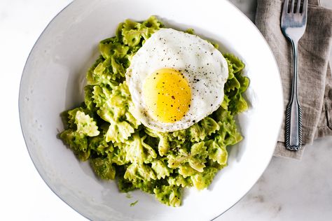 Quick and easy 15 minute avocado pasta recipe: creamy, fresh, and delicious! Avocado Recipes Pasta, Single Serve Meals, Cooking For 1, Avocado Pasta, Healthy Meals For One, Dinner For One, Recipes For One, College Meals, Think Food