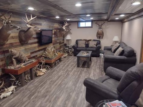 Rustic Home Decor Curtains, Hunters Bedroom, Man Cave Hunting Theme, Basement Hunting Room, Hunting Themed Basement, Hunting Basement, Hunting Basement Ideas, Lodge Basement Ideas, Hunting Closet