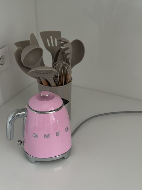 Pink Kitchen Appliances, Smeg Kettle, Baking Therapy, Smeg Kitchen, Smeg Appliances, Happy Kitchen, Interiors Dream, Pink Kitchen, Cute Kitchen