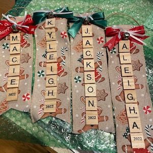 Scrabble Ornaments Diy, Homemade Tree Decorations, Christmas Easy Crafts, Scrabble Tile Ornaments, Scrabble Christmas Ornaments, Christmas Tag Ideas, Scrabble Christmas, Scrabble Letter Crafts, Farmhouse Christmas Ideas