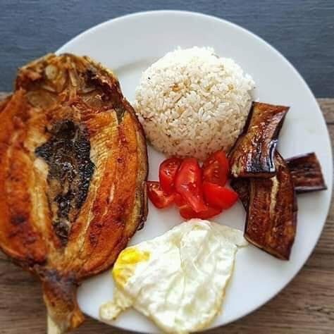 Bangsilog sarap Eggplant Fried, Pilipino Food Recipe, Silog Meals, Filipino Breakfast, Fried Eggplant, Filipino Style, Food Babe, Lunch Recipes Healthy, Breakfast Menu