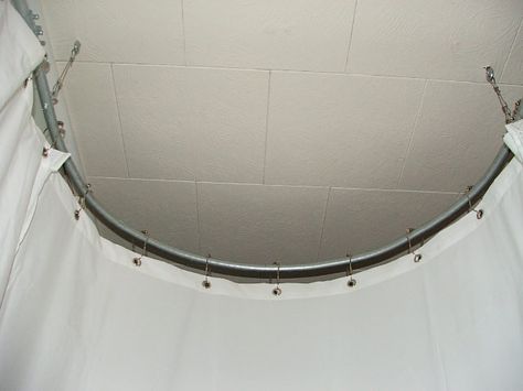 Here's a how to on an inexpensive way to make you own round shower curtain for a claw foot tub or stand-alone tub, and possibly get voted onto ThereIFixedIt.com Shower Curtain Rod Ideas, Curtain Rod Ideas, Round Shower Curtain Rod, Curtain Tie Backs Diy, Curved Curtain Rods, Round Curtain Rod, Claw Tubs, Clawfoot Tub Shower, Diy Curtain Rods