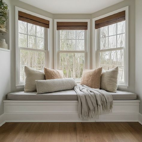 Bay Window Seat Bedroom, Bay Window Living Room Ideas, Small Bay Window, Bedroom Bay Window Ideas, Bay Window Decorating Ideas, Greek Style Home, Bay Window Bedroom, Bay Window Ideas, Bay Window Benches