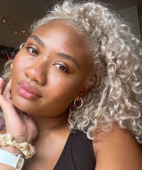 Yes, You Can Bleach Your Curls Platinum & Keep Them Healthy — Here’s How #refinery29uk Bleach For Hair, Blonde Afro, African American Hair Care, Short White Hair, Mixed Curly Hair, White Blonde Hair, Blonde Curly Hair, Blonde Curls, Platinum Hair