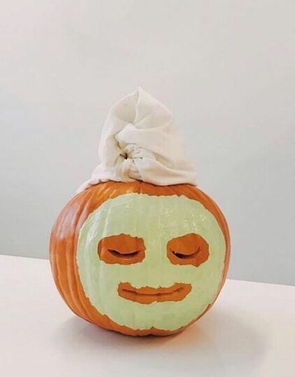 Spa pumpkin with facial mask. Spa Vibes, Halloween Pumpkins Carvings, Pumpkin Carving Ideas, Pumpkin Painting, Pumpkin Ideas, Carving Ideas, Halloween Stuff, Painted Pumpkins, Pumpkin Design