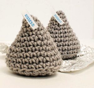 Free Crochet Pattern: Hershey Kiss Amigurumi-- yumm! Crochet Kiss, Easy Handmade Gifts, Hershey Kiss, Easy Crochet Projects, Valentines Crochet, All Free Crochet, Crochet Food, Holiday Crochet, Crochet Motifs