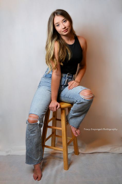 White Backdrop Stool Photoshoot, Model On Chair Photo Shoot, Poses On A Stool Photo Ideas, Senior Photos Studio Posing Ideas, Photoshoot On A Stool, Stool Chair Photoshoot, Stool Sitting Poses, Studio Chair Poses, Poses With Stool Photo Ideas