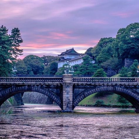 Discover Japan: Tokyo Imperial Palace (皇居, Kōkyo) - the residence of Tokyo's Imperial Family ~.~ Palace Aesthetic, Tokyo Imperial Palace, Tokyo Aesthetic, Imperial Palace, Japan Tokyo, Japanese Architecture, Tower Bridge, Japan Travel, Geography