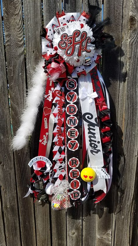 Graduation Leis Diy Ribbons, Unique Homecoming Mums, Graduation Leis Diy, Homecoming Mums Senior, Cute Homecoming Proposals, Homecoming Spirit Week, Homecoming Themes, Texas Homecoming Mums, Homecoming Garter