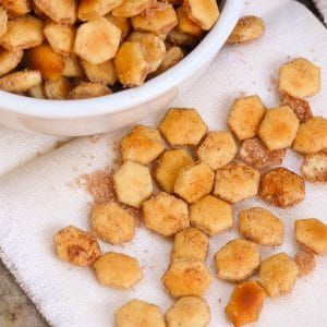 Cinnamon Sugar Crackers - A Southern Soul Cinnamon Sugar Oyster Crackers, Oyster Cracker Snack, Oyster Crackers Recipe, A Southern Soul, Easy To Make Snacks, Chex Mix Recipes, Oyster Crackers, Snack Mix Recipes, Cracker Snacks