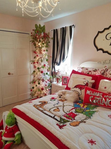 Pretty Christmas Decorations, Traditional Holiday Decor, Grinch Christmas Decorations, Silver Christmas Decorations, Christmas Apartment, Dollar Store Christmas, Christmas Decorations Bedroom, Christmas Room Decor, Christmas Bedroom