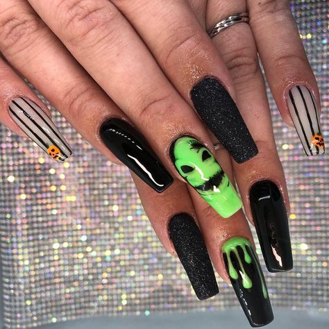 Avery Martin on Instagram: “Oogie Boogie 💚  #nails #nails💅 #nailart #naildesigns #nailsofinstagram #nailsoftheday #halloweennails #nightmarebeforechristmas…” Boogie Nails, Oogie Boogie Nails, Creepy Nails, Disney Halloween Nails, Spooky Nail, Spooky Nails, Witchy Nails, Nail Board, Halloween Acrylic Nails