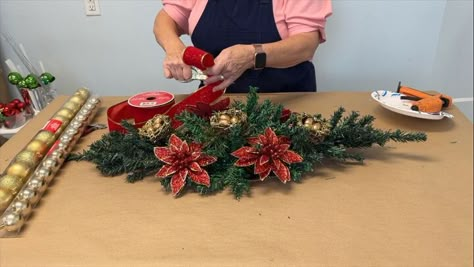 Christmas Floral Arrangements Diy, Diy Christmas Centerpieces, Diy Dollar Tree Centerpieces, Diy Christmas Centerpiece, Simple Centerpieces Diy, Dollar Tree Centerpieces, Diy Christmas Table, Wood Beads Diy, Christmas Centers