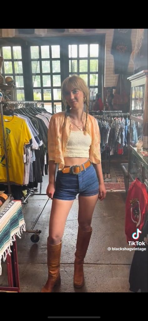 70s Inspired Going Out Outfits, Cute Summer Fair Outfits, 70s Comfy Outfits, Penny Lane Aesthetic Outfits, 70s Inspired Outfits Summer, Hippie Country Outfits, 70s Shorts Outfits, Western Hippie Outfits, Suede Shorts Outfit