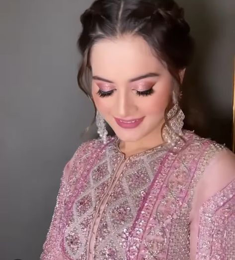 Soft Party Makeup Look, Simple Makeup For Purple Dress, Makeup Look With Purple Dress, Lavender Bride Makeup, Shimmery Eye Makeup Natural, Pink Suit Makeup Look Indian, Makeup Looks For Lilac Dress, Eye Makeup For Pink Dress, Pink Lehnga Dress Makeup