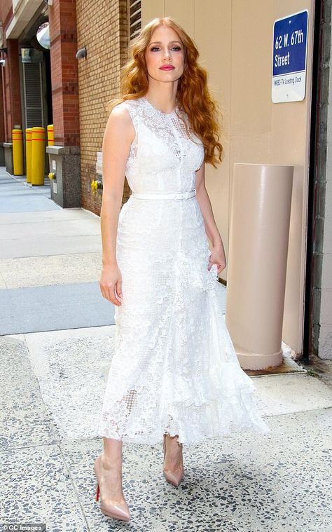 Jessica Chastain White Dress, Jessica Chastain Dress, Jessica Chastain Style, Sleeveless White Dress, White And Silver Dress, Rebecca Romijn, White Lace Dress, Soft Classic, White Gowns