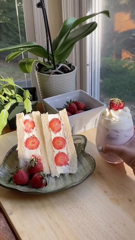 Fruit Sandwich, Strawberry Dessert, Tasty Videos, Japanese Recipes, Idee Pasto Sano, Fun Baking Recipes, Food Videos Desserts, Yummy Food Dessert, Pretty Food