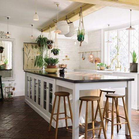 Both Drew Barrymore and Joanna Gaines agree: deVOL Kitchens’ Instagram feed is full of genius kitchen design ideas. Unique Kitchen Island, Kitchen Islands Ideas With Seating, Classic English Kitchen, Devol Kitchens, English Kitchens, Island With Seating, Island Ideas, Shaker Kitchen, Classic Kitchens